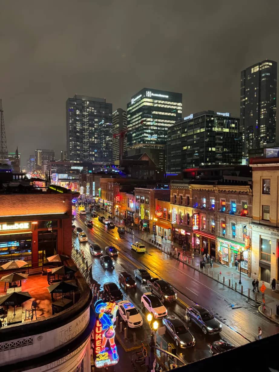 Vibrant Dining & Rooftop Views