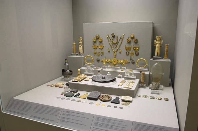 Diverse Artifacts
