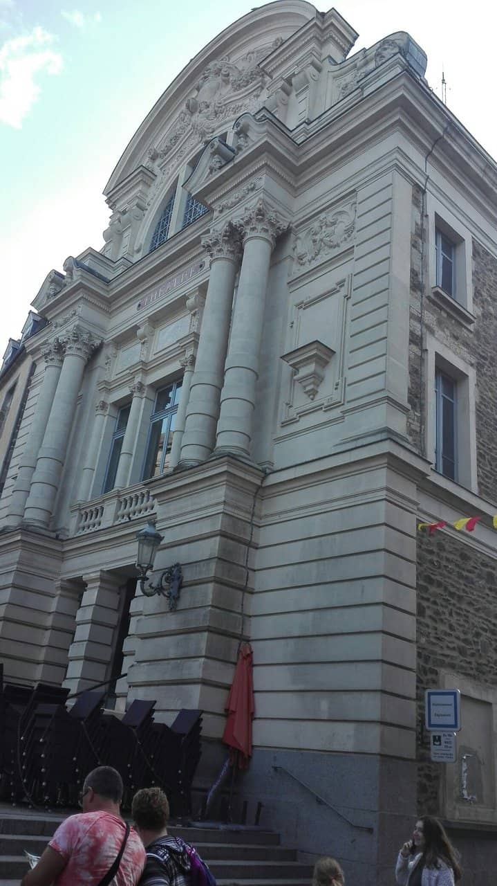 Intimate & Warm Atmosphere