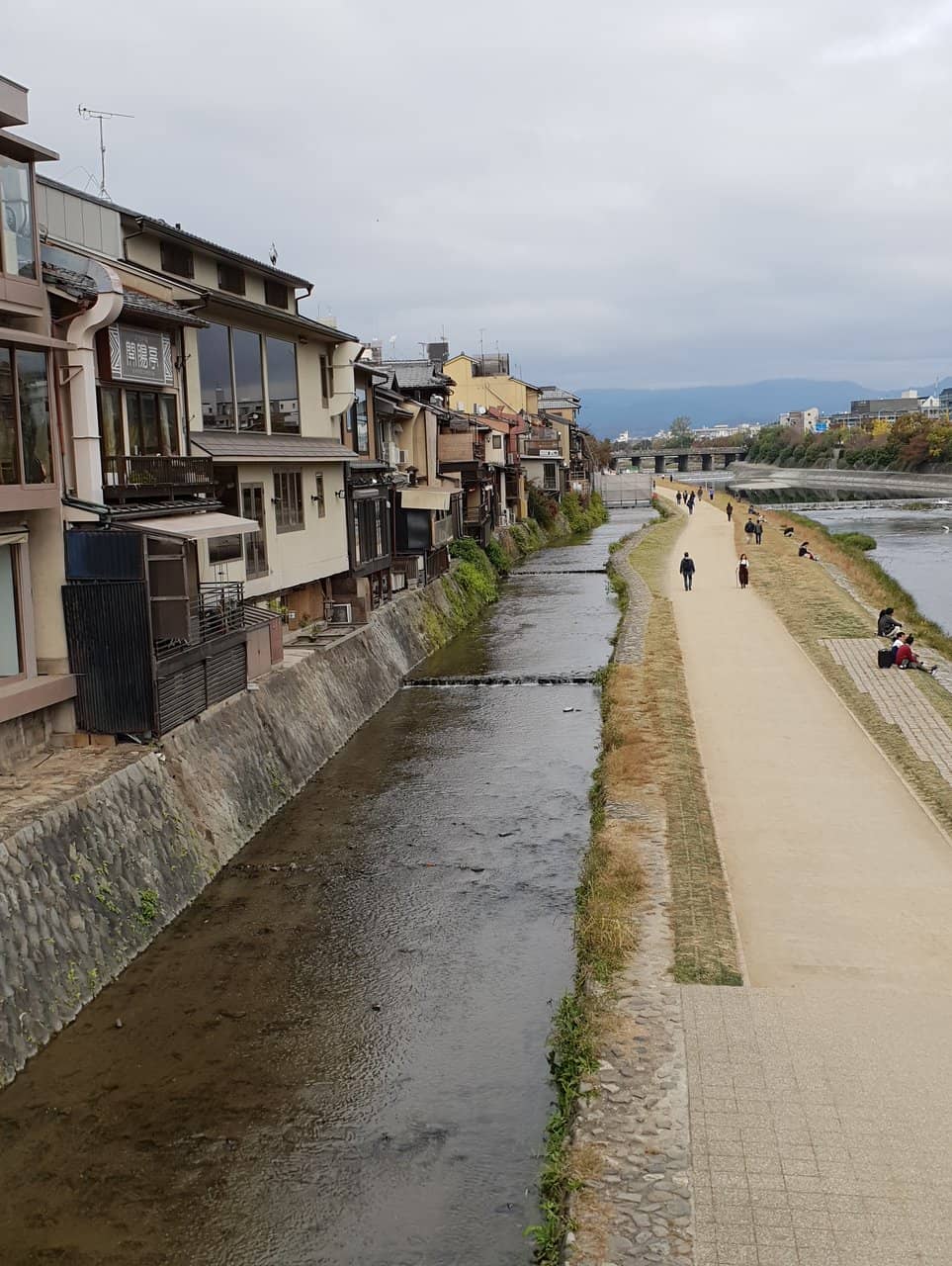 Riverside Dining & Atmosphere