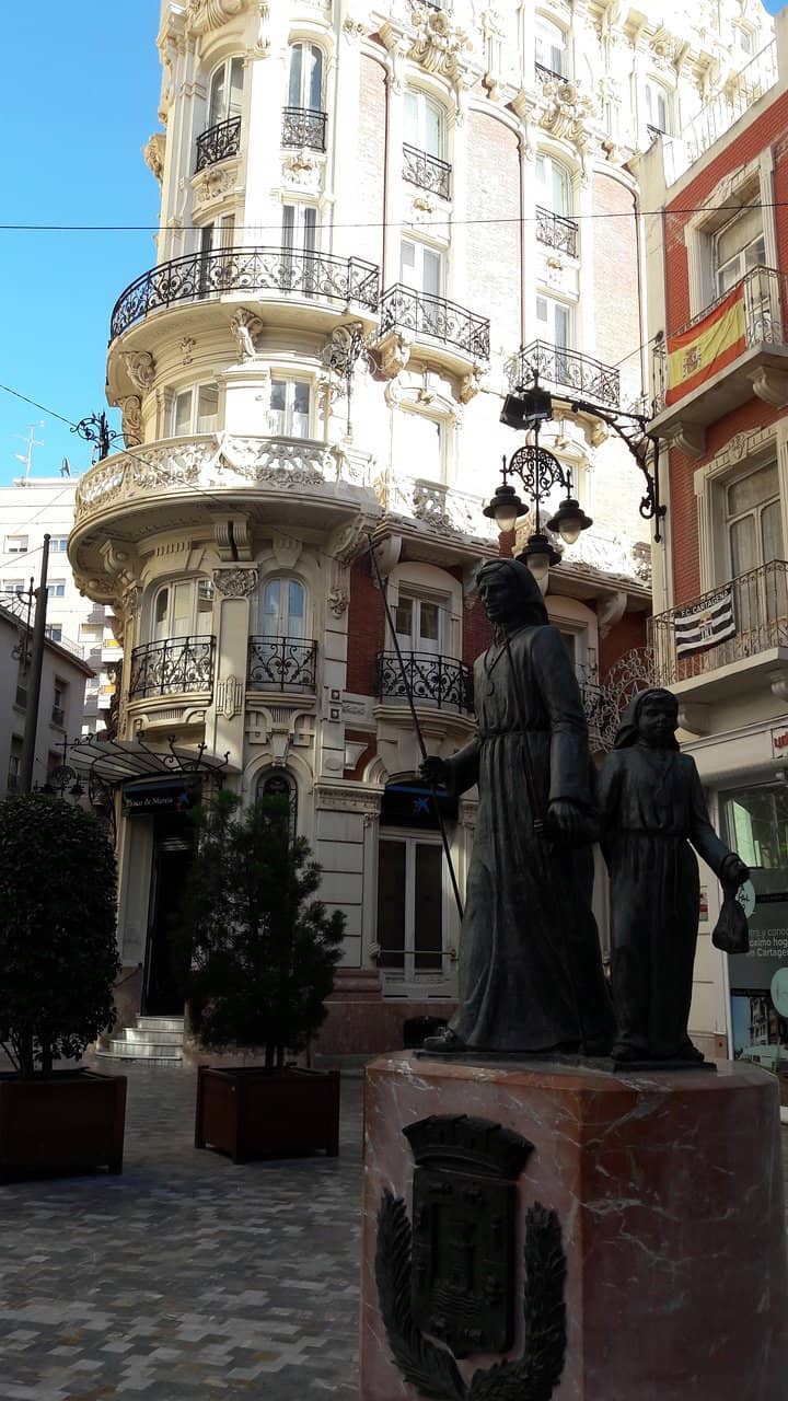 Surrounding Sculptures & Restaurants