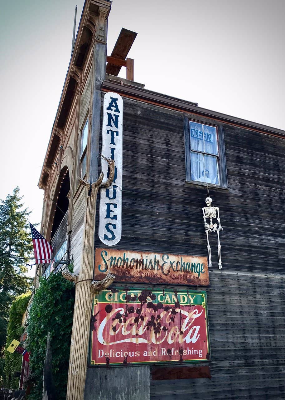 Unique Eateries & Pie Dive Bar