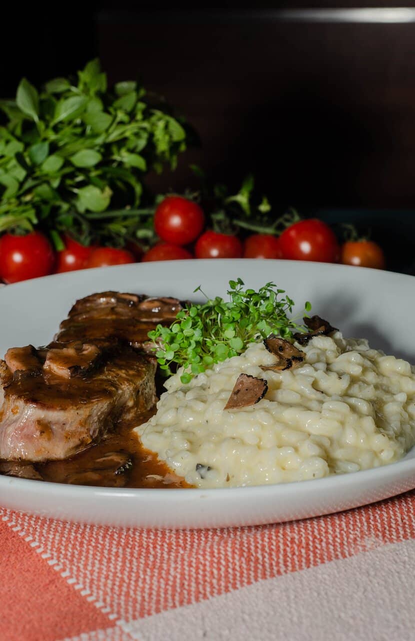 Filet Mignon com Molho de Cogumelos e Risoto de Grana Padano e Trufas