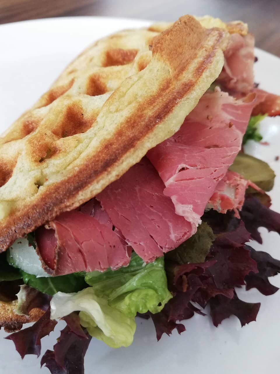 Kartoffelwaffel mit Pastrami