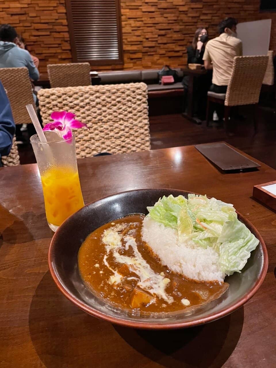 Hawaiian-Themed Atmosphere