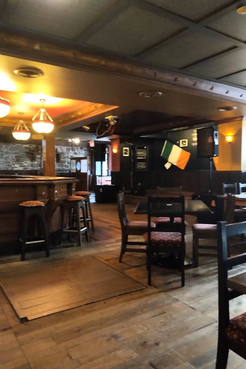 Vibrant Live Music & Theme Nights