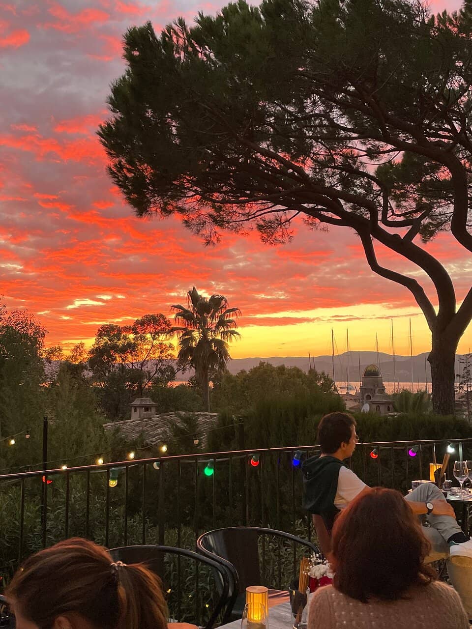 Vibrant Hollywood-Inspired Ambiance