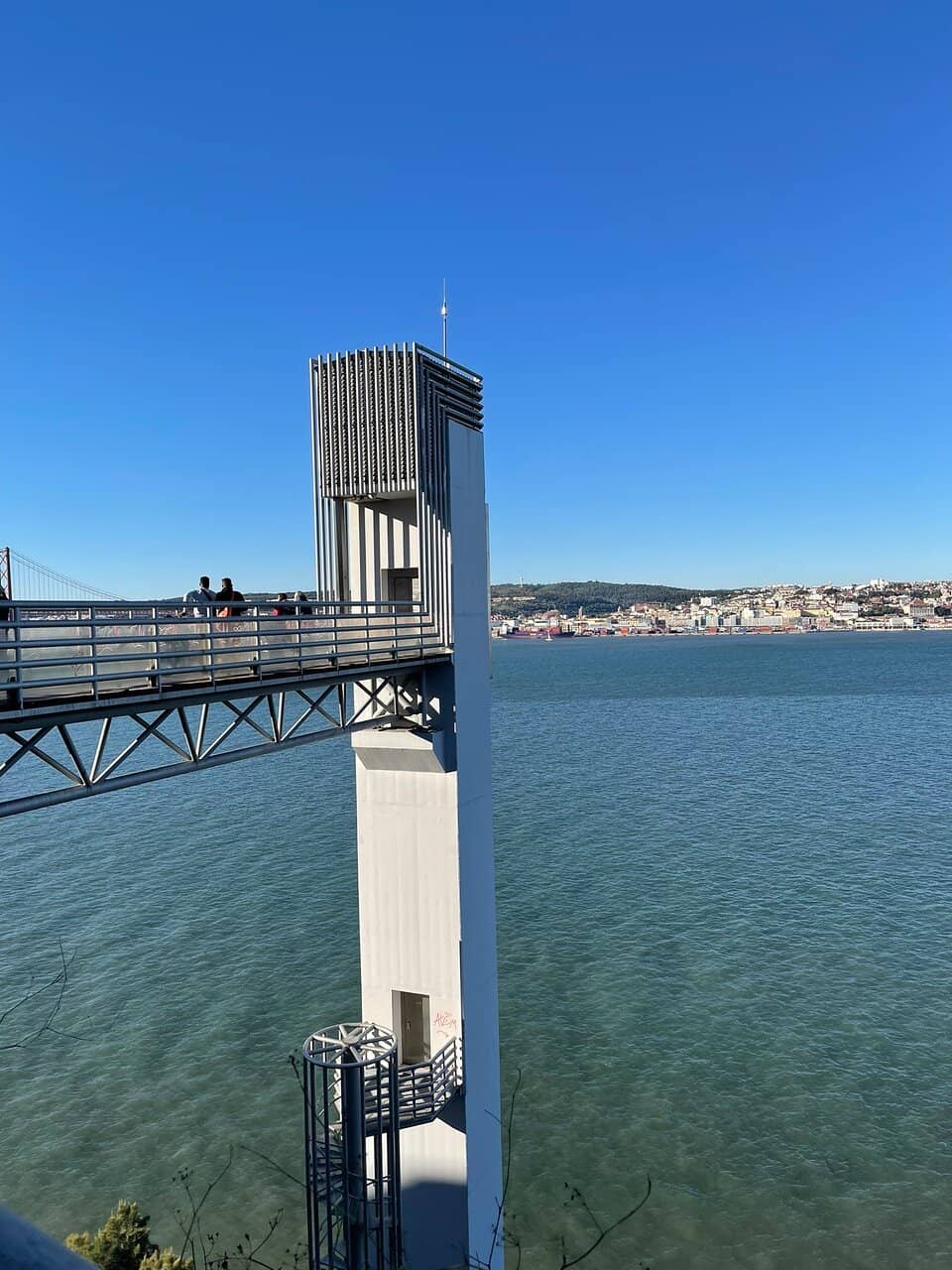 25 de Abril Bridge Vista