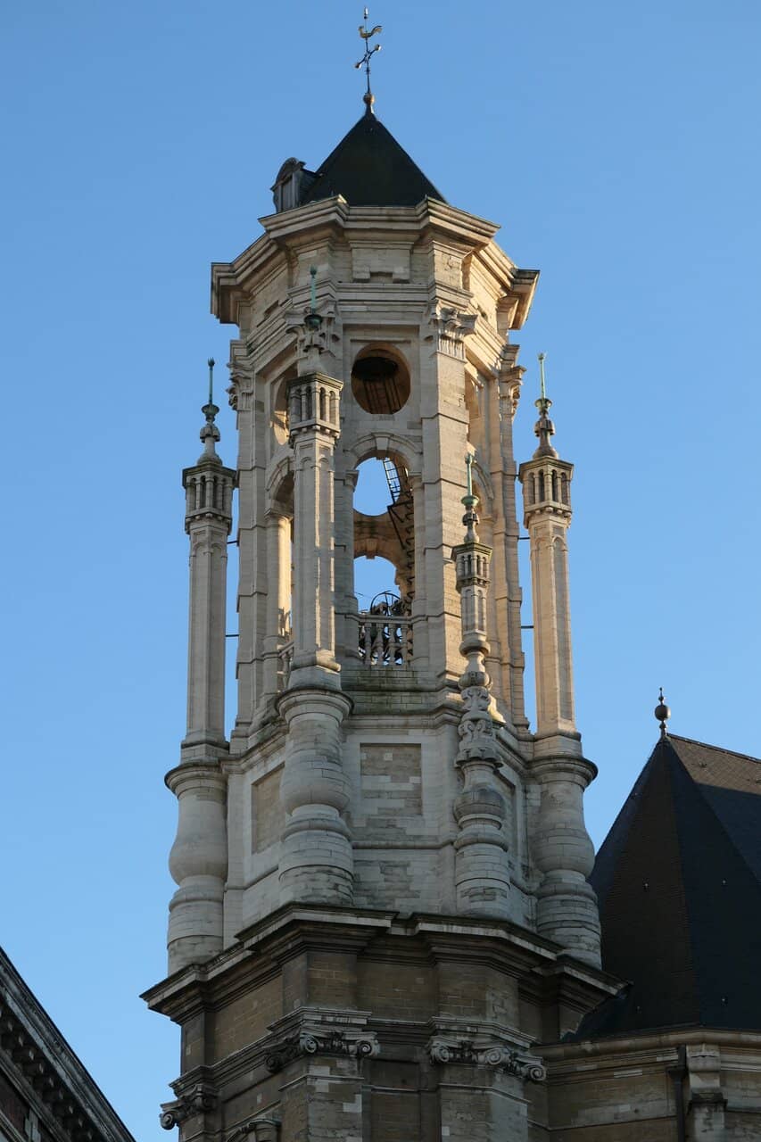 Serene Béguinage Setting