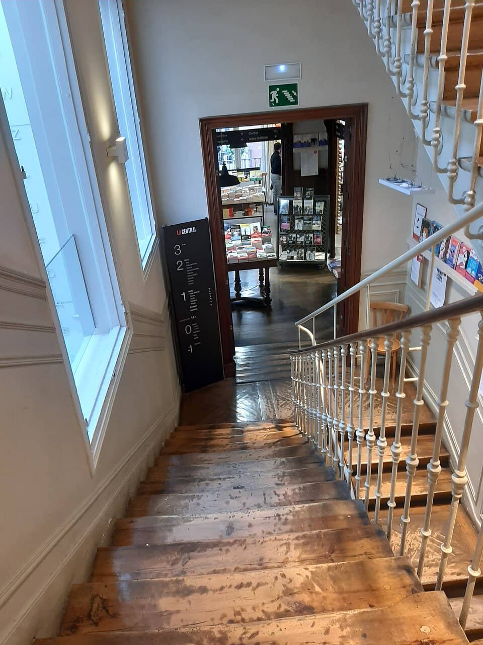 Charming Café & Reading Nooks