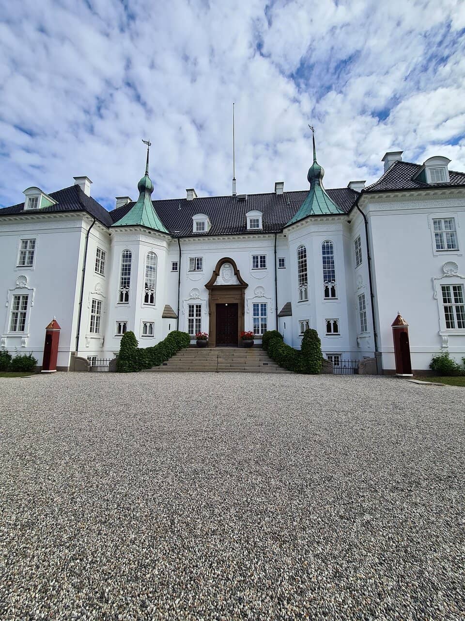 Expansive Lawns and Lakes