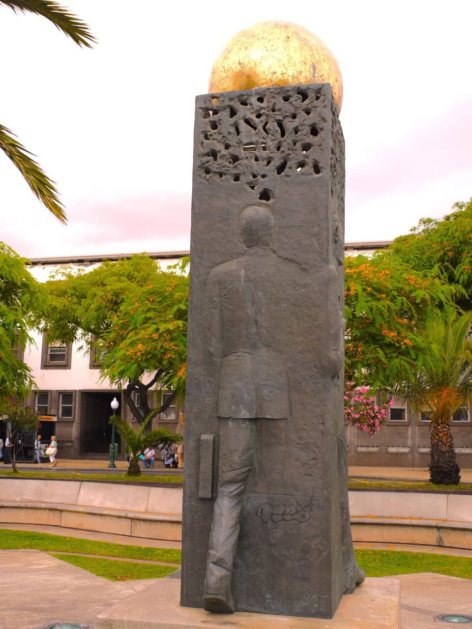 Boat Tours & Dolphin Watching