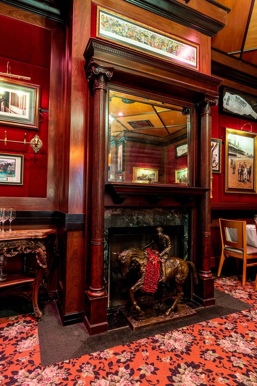 Luxurious Atmosphere & Live Music