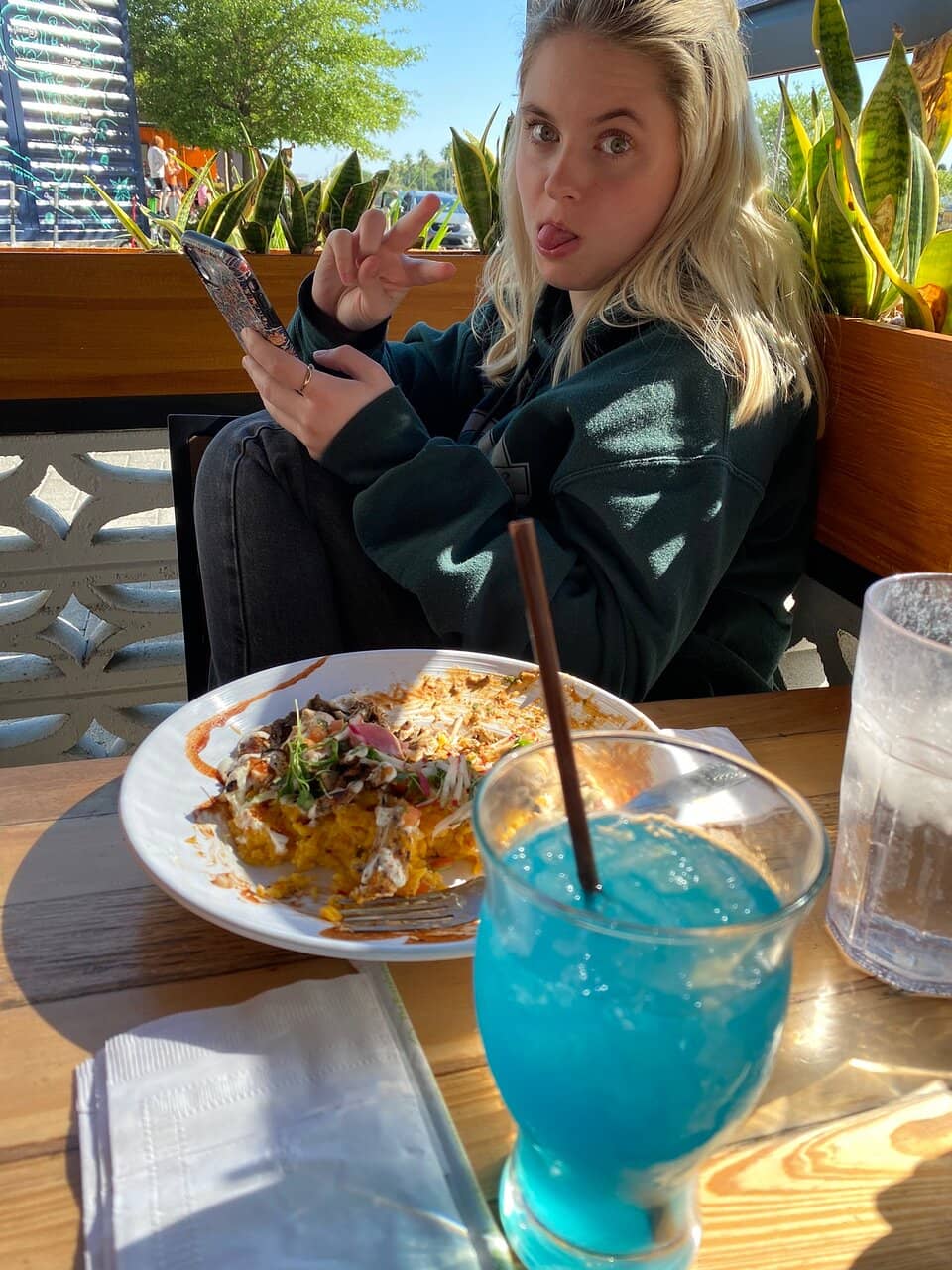 Vibrant Atmosphere & Flavorful Margaritas