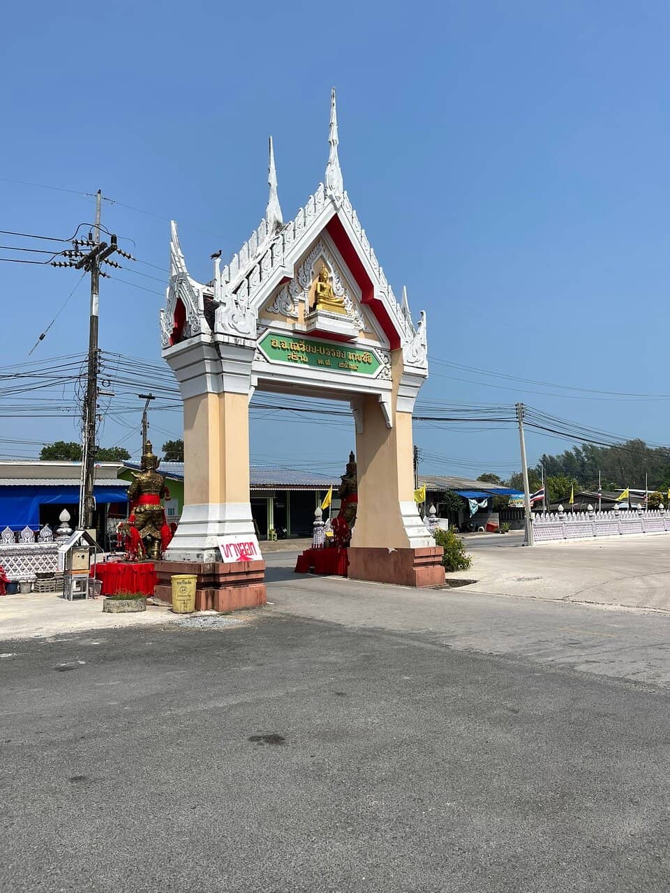 Vibrant Market & Food Stalls