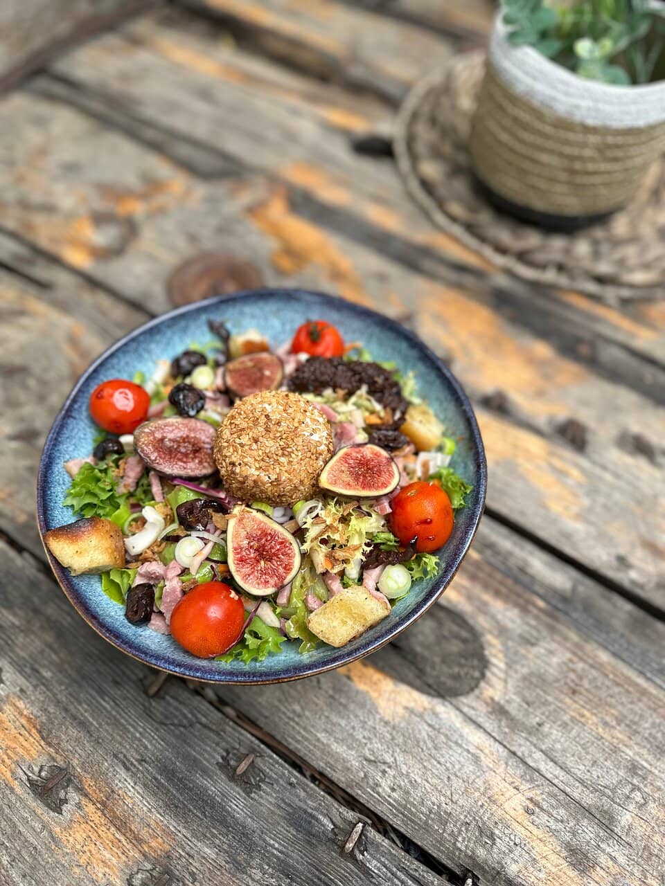 Salade au chèvre frais, lardons, figues et miel
