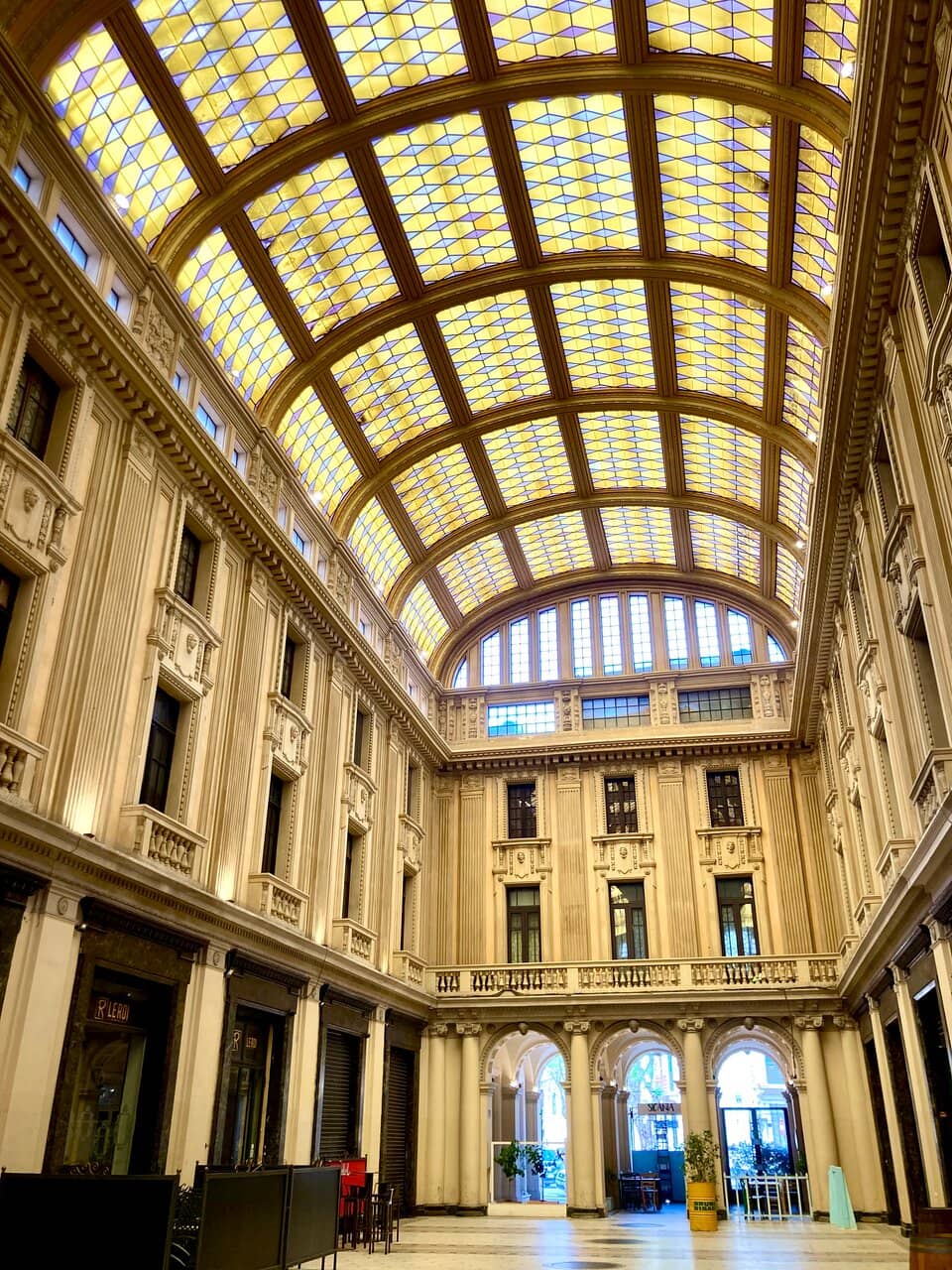 Luxury Boutiques & Cafes