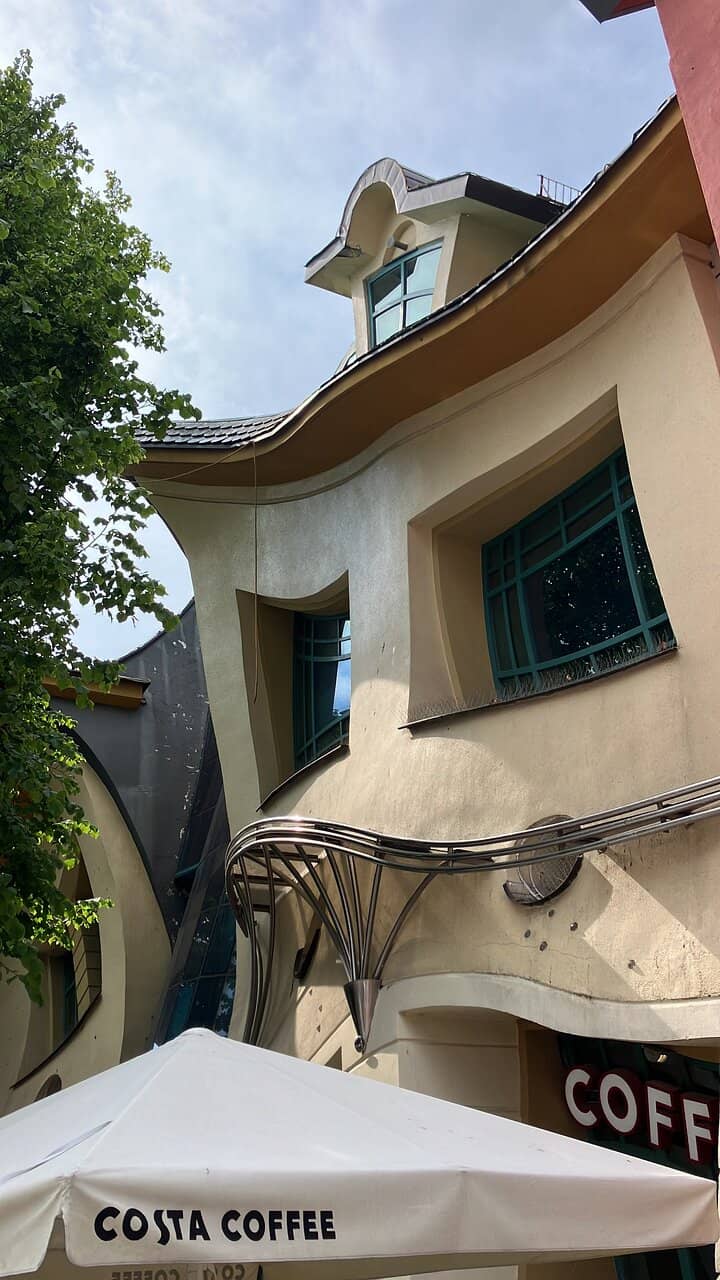 Food Hall Krzywy Domek