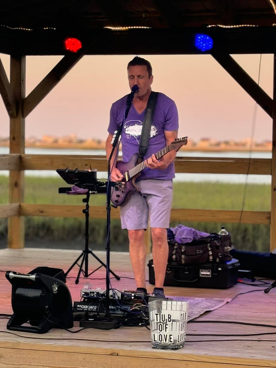 Live Music & Casual Vibe