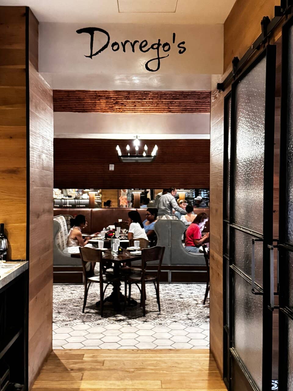 Live Music and Intimate Ambiance