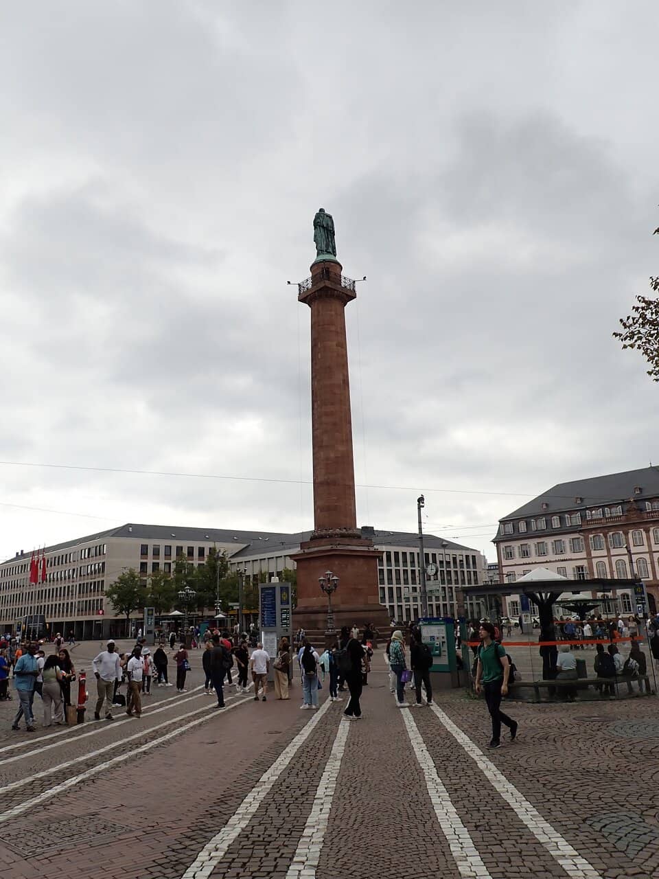 Shopping & Dining Hub