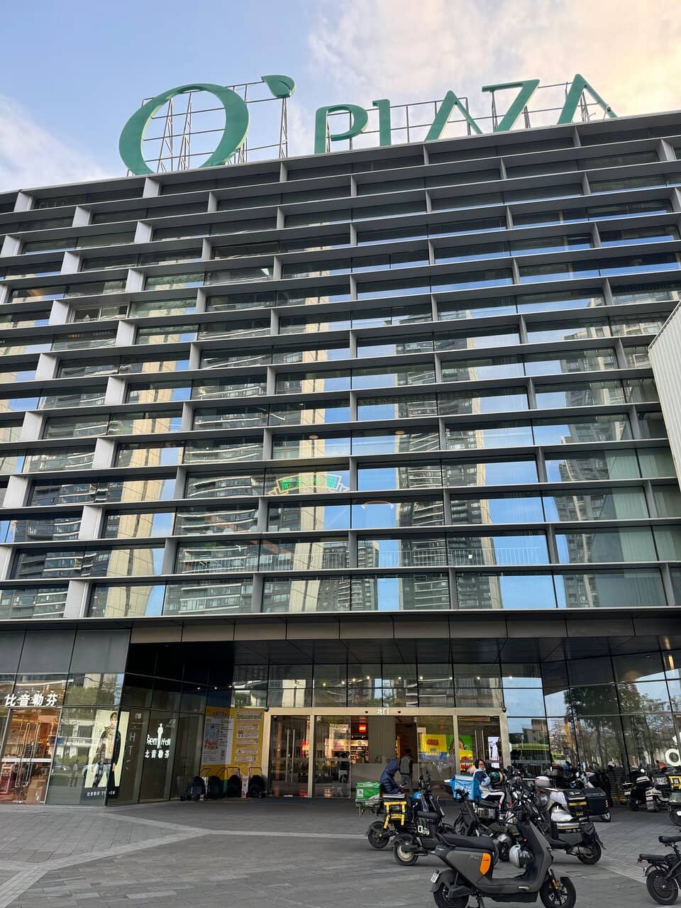 Themed Shopping & Dining