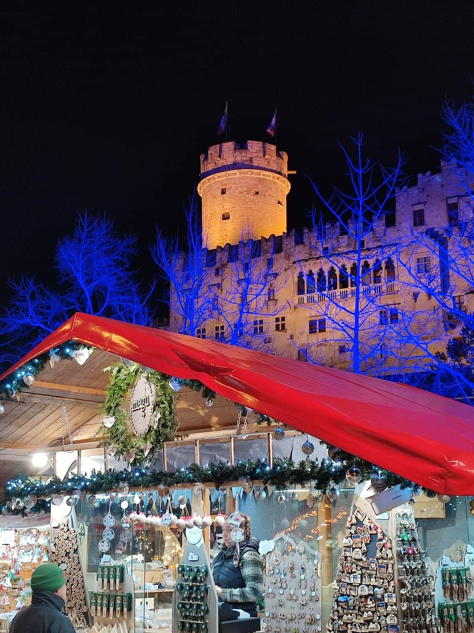 Festive Atmosphere & Tree