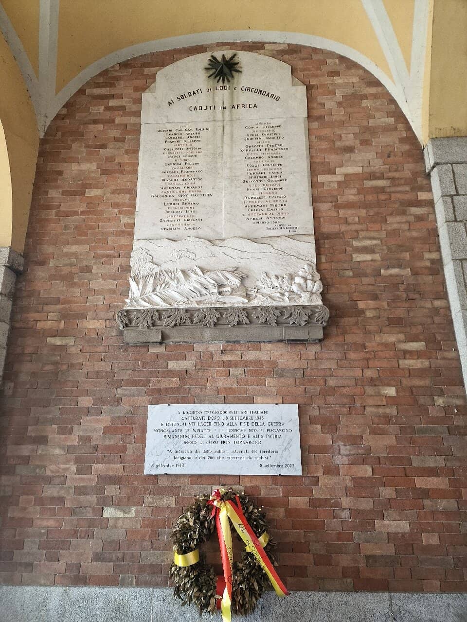 Broletto and Duomo Contrast