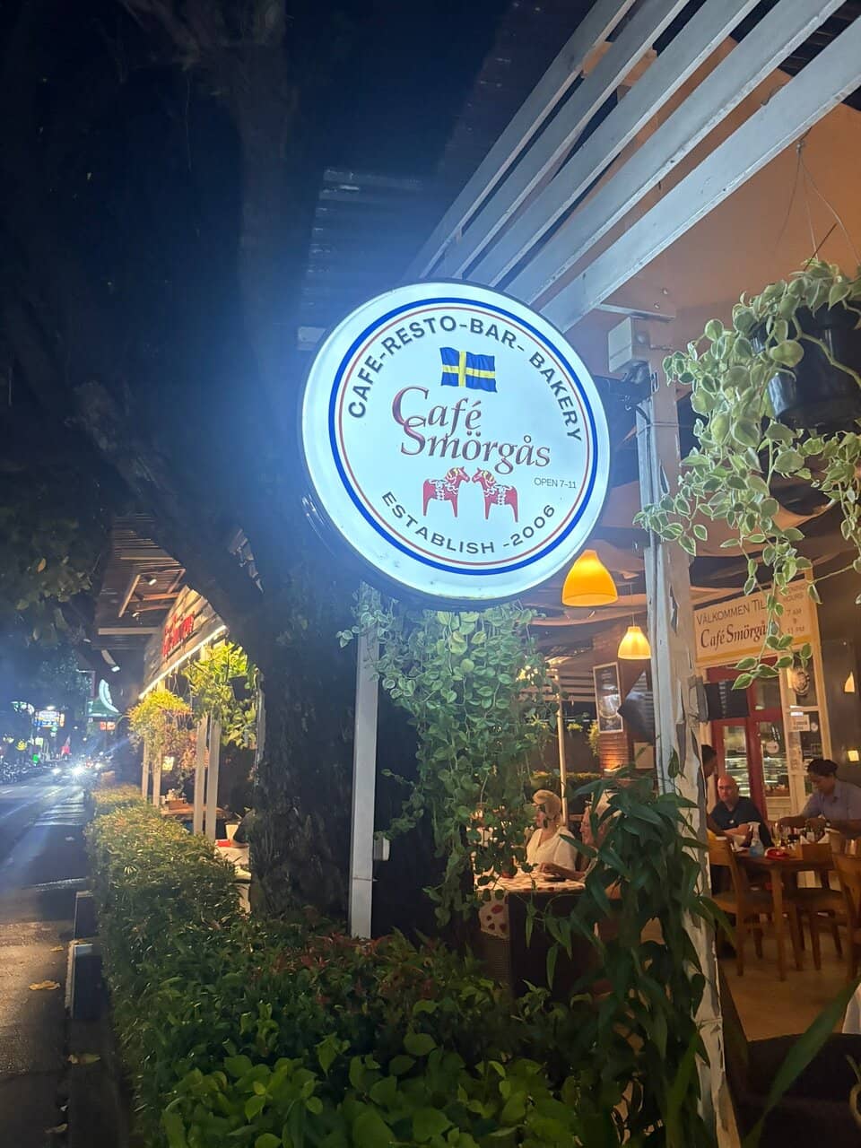 Charming Indoor & Outdoor Seating