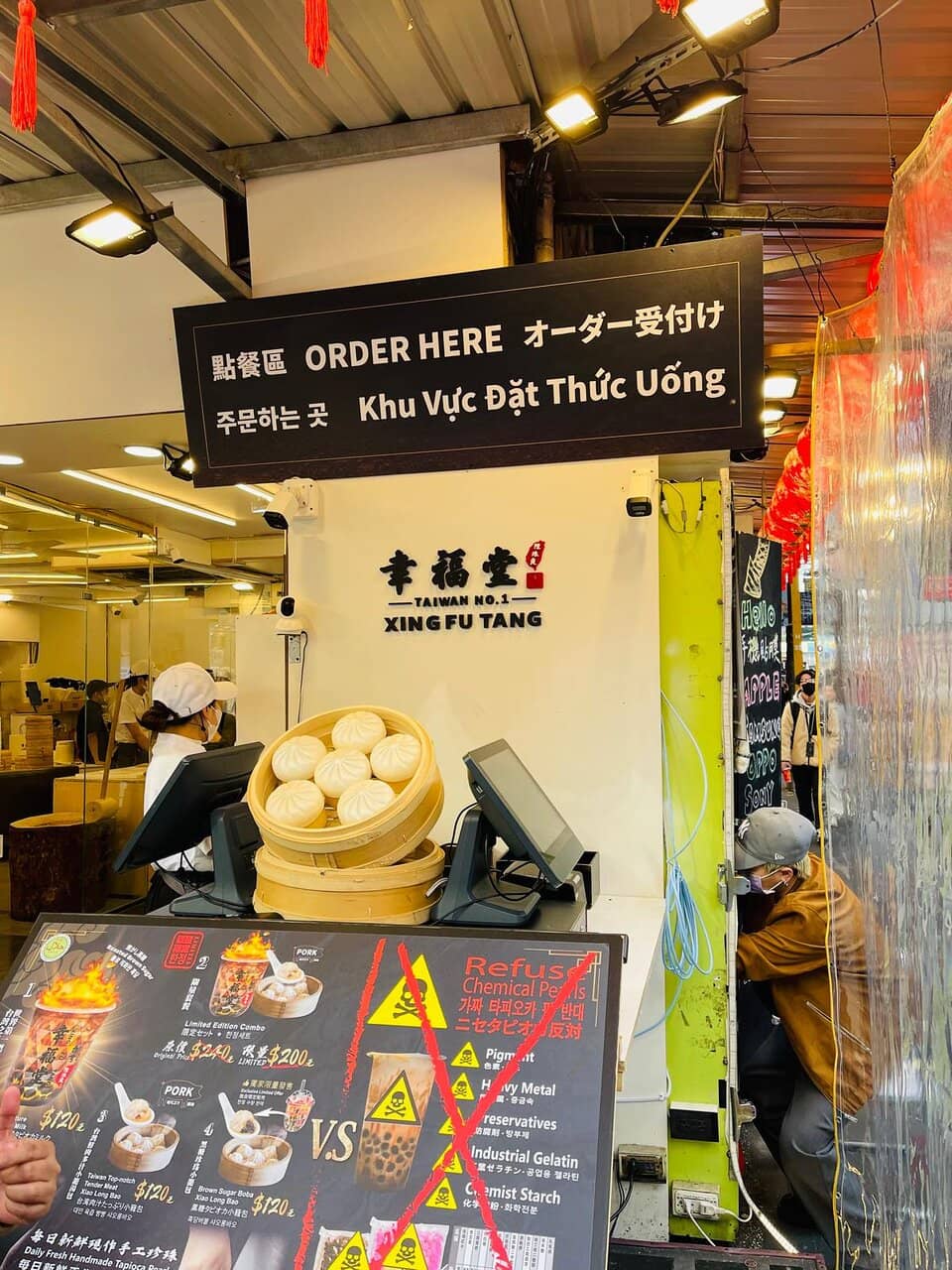 Live Pearl-Making Spectacle