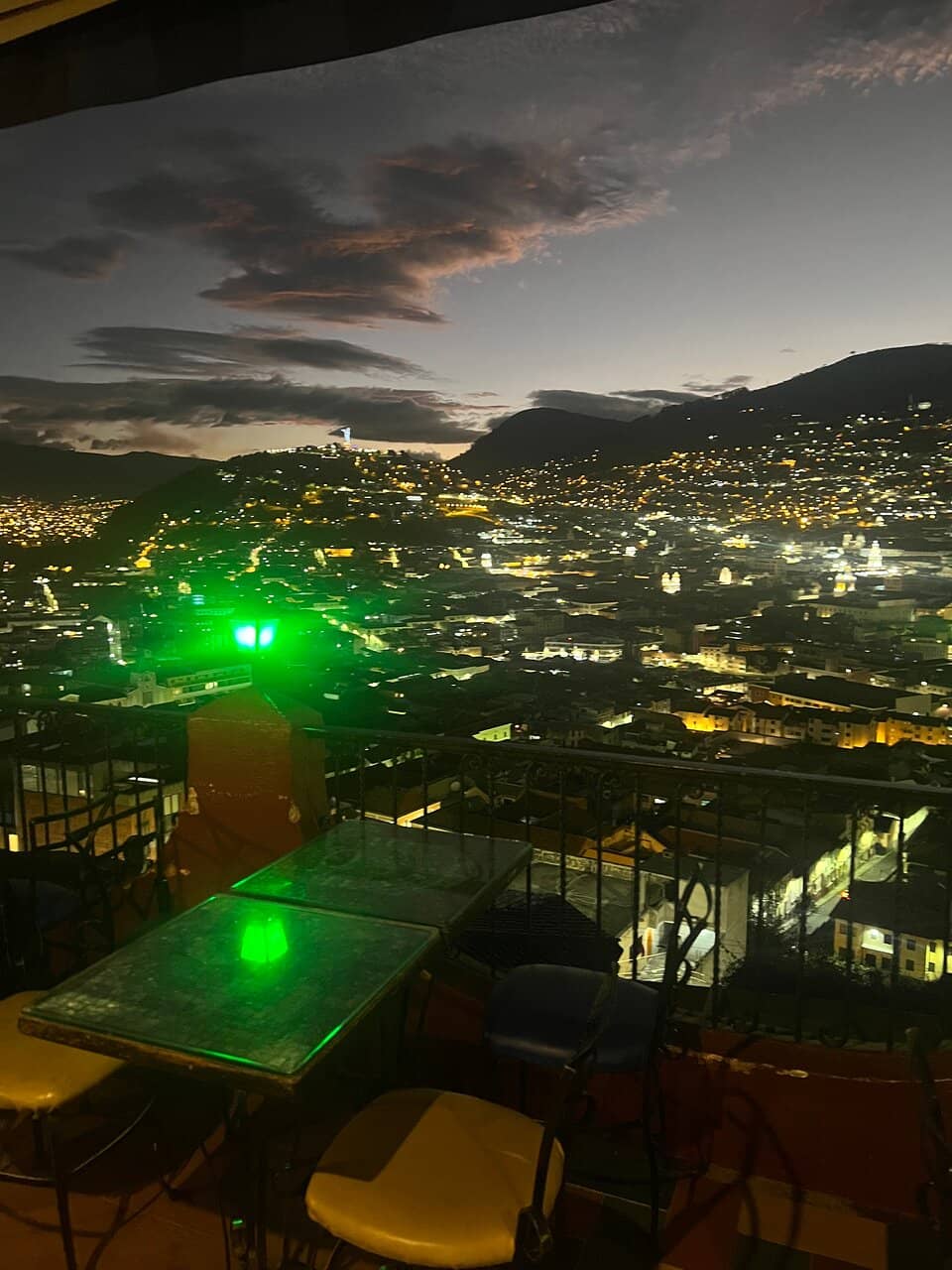 Artistic & Cozy Ambiance