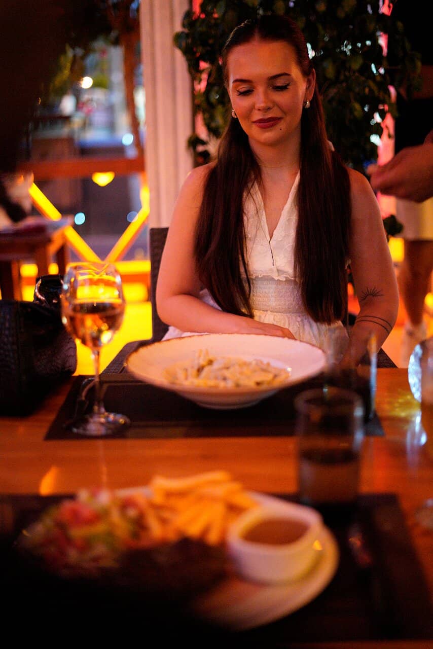 Live Music & Vibrant Atmosphere