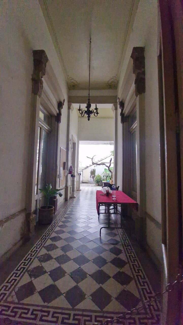 Antique Furniture & Decor