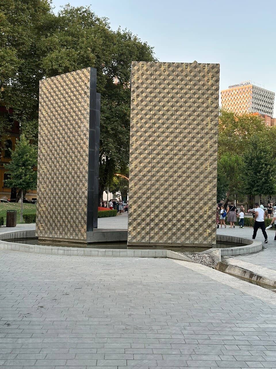 Green Lawns & Seating