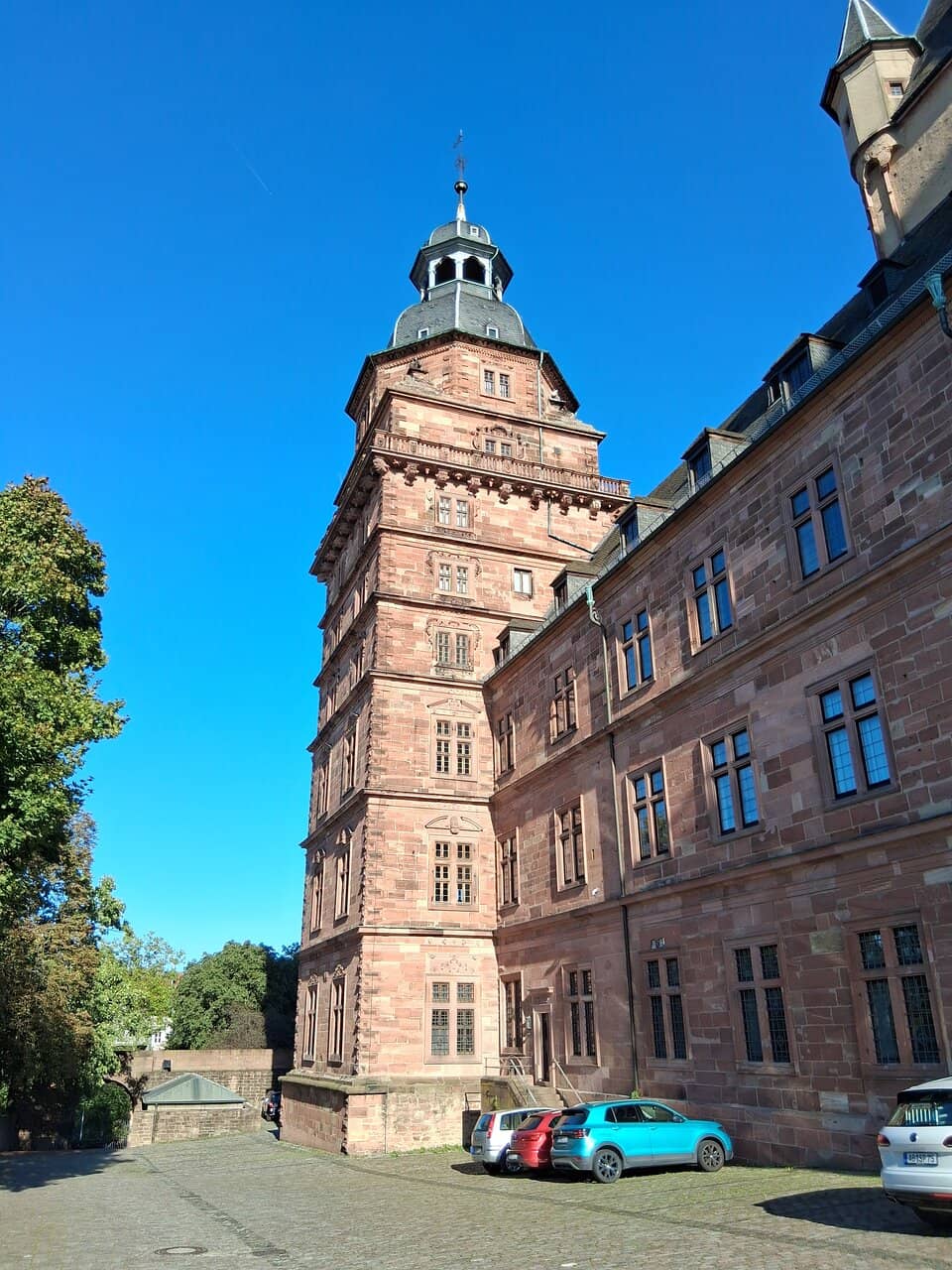 Schloss Johannisburg Exterior
