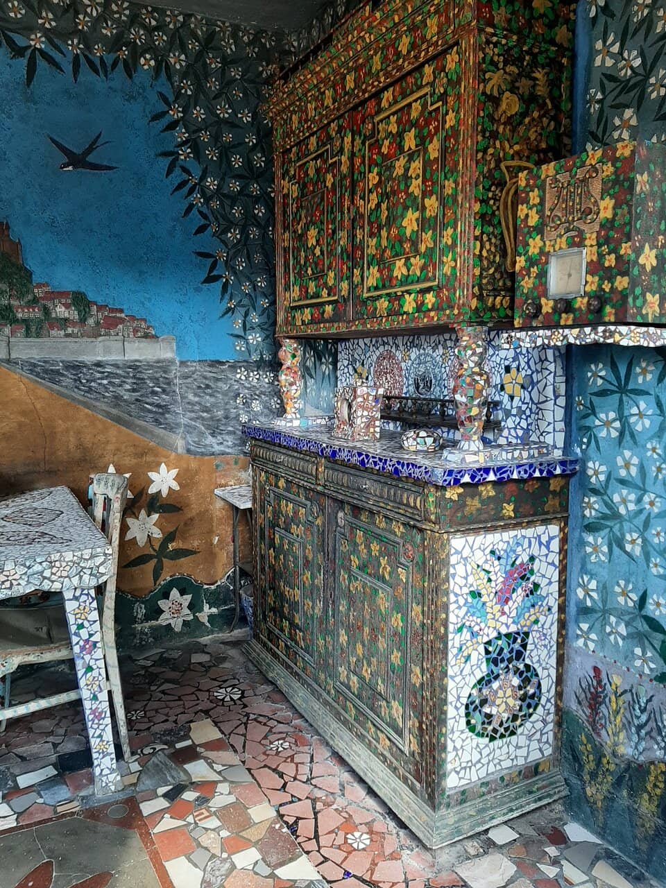 Intricate Interior Decorations