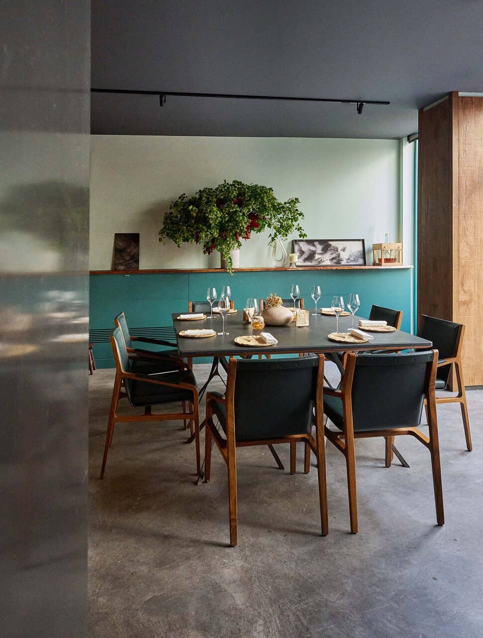 Elegant, Minimalist Ambiance