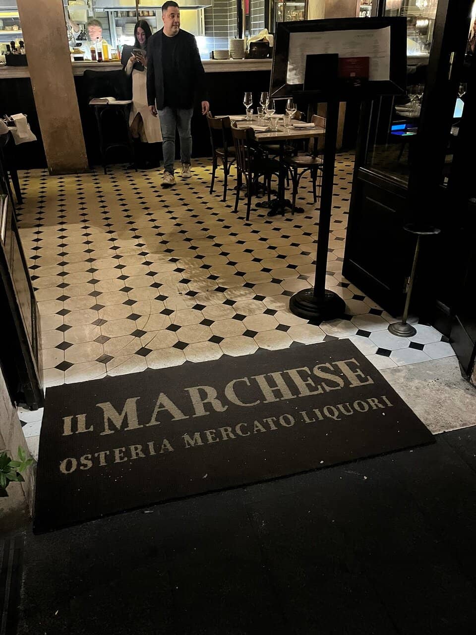 Rustic-Glamorous Ambiance