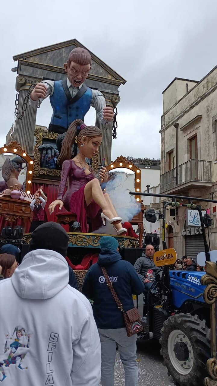 Klimt's 'The Kiss' Float