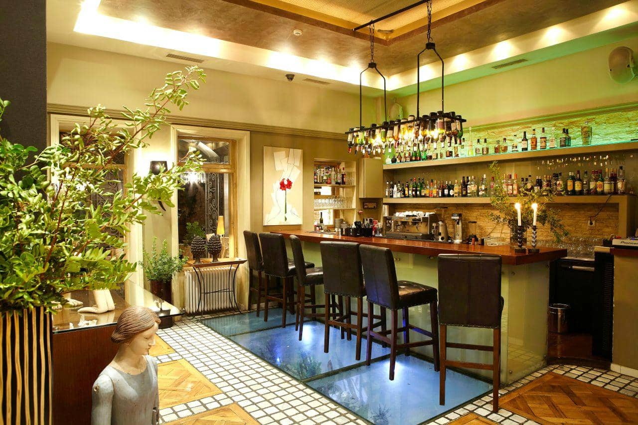Enchanting Courtyard Dining