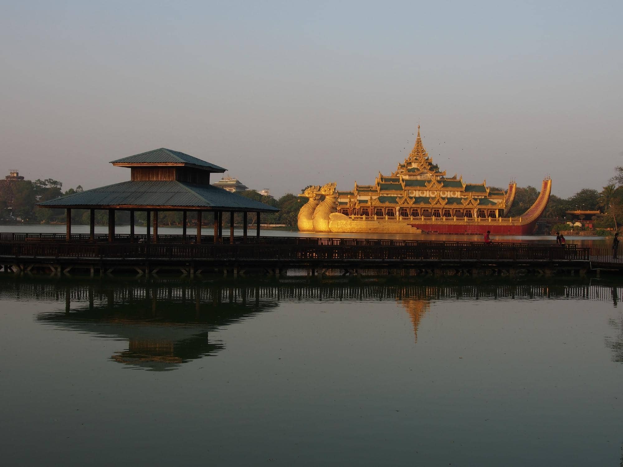 Shwedagon Pagoda Vista