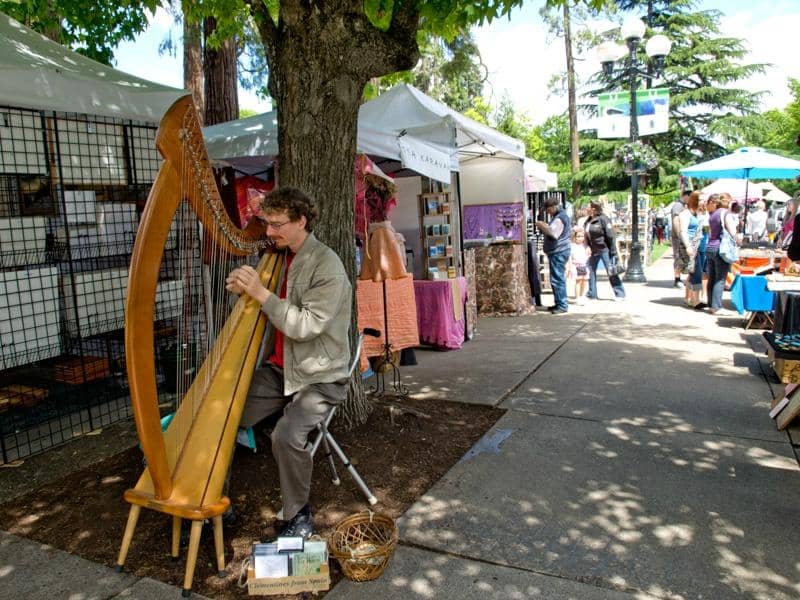 Live Music & Atmosphere