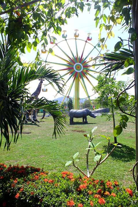 Aviaries & Wildlife Encounters