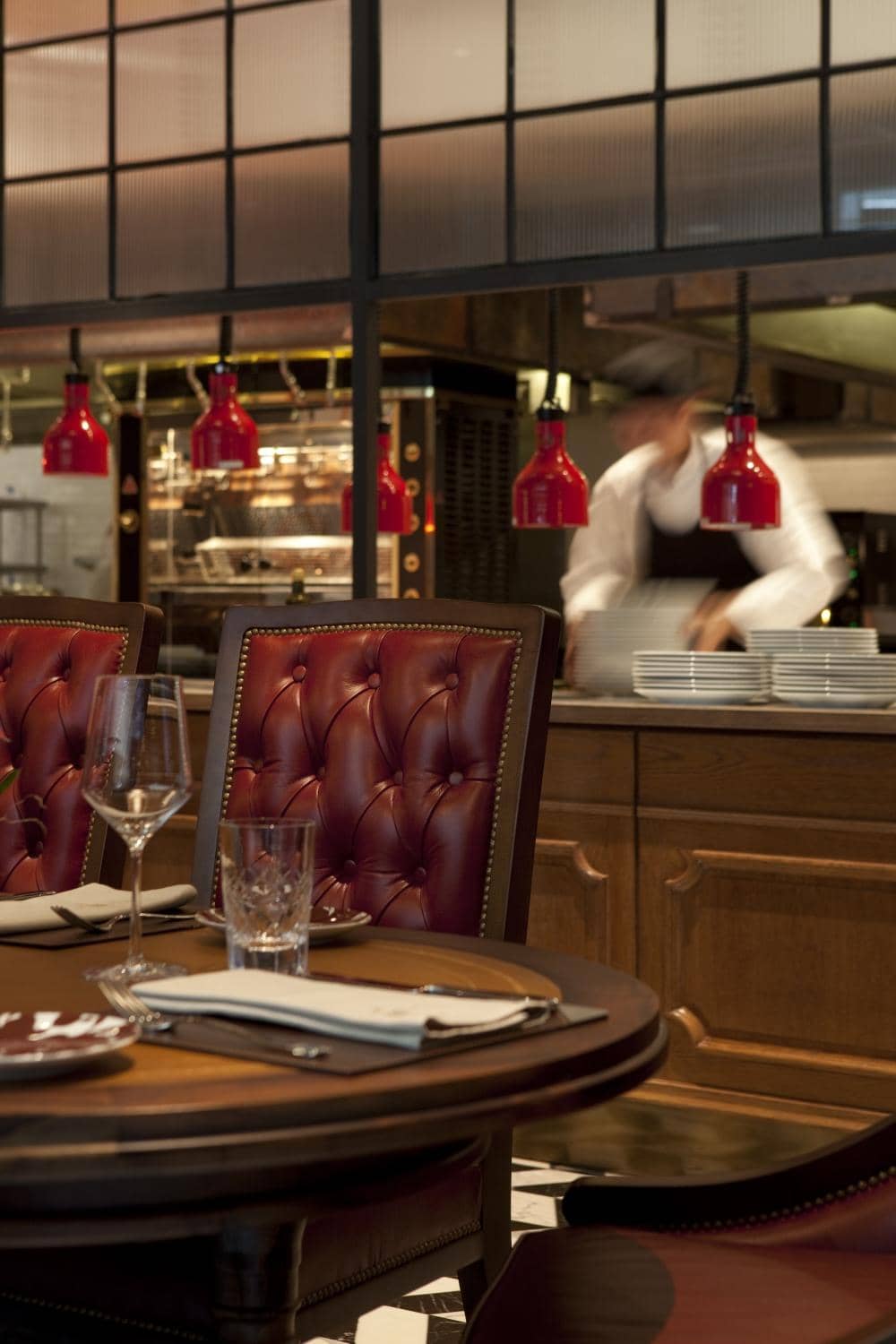 Vibrant Ambiance & 90s Playlist