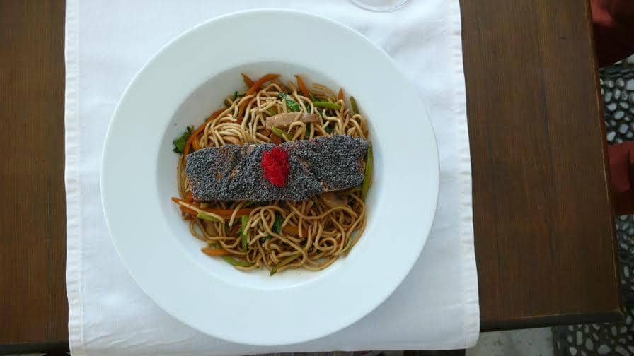 Chic Waterfront Ambiance