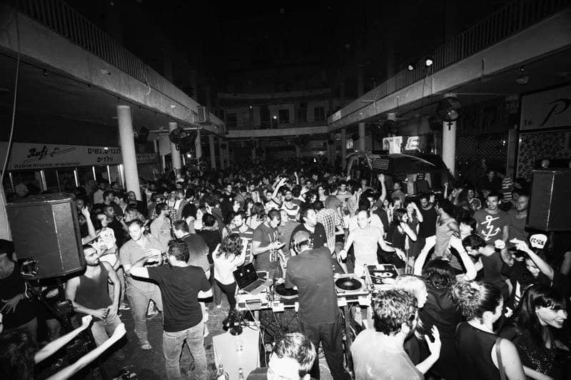 Vibrant Courtyard Ambiance