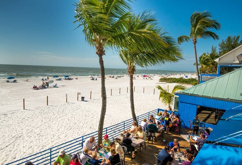 Fun Deck Games & Casual Ambiance