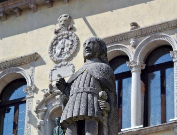 Piazza Duomo Setting