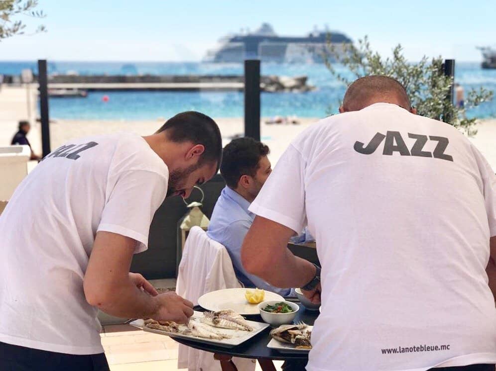 Live Music & Vibrant Atmosphere