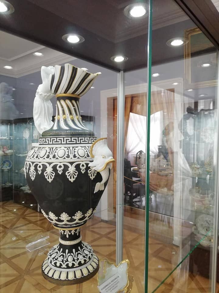 The "Gold Leaf" Tableware